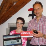 Christine Kullen und Martin Schröpel präsentieren den neuen Mängelmelder für die Stadt Konstanz.