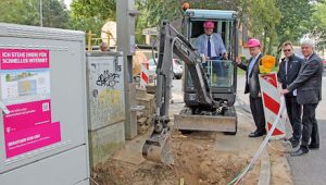 Moers: Offizieller Spatenstich für den Ausbau des schnellen Internets.