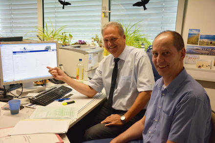 Volker Barrmeyer (l.) und Peter Diekmann freuen sich über das neue Tool