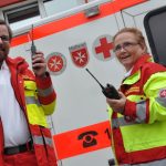 Würzburg: Rettungssanitäter Dominik Heger und Rettungssanitäterin Heike Marquardt testen die neuen digitalen Funkgeräte.