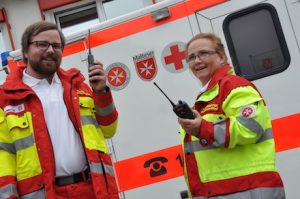 Würzburg: Rettungssanitäter Dominik Heger und Rettungssanitäterin Heike Marquardt testen die neuen digitalen Funkgeräte.