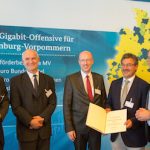 Bundesminister Alexander Dobrindt übergibt Landkreisen in Mecklenburg-Vorpommern weitere Förderbescheide für den Ausbau des Highspeed-Internets.