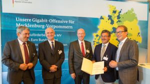 Bundesminister Alexander Dobrindt übergibt Landkreisen in Mecklenburg-Vorpommern weitere Förderbescheide für den Ausbau des Highspeed-Internets.
