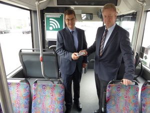 MIT.BUS-Geschäftsführer Mathias Carl (links) und IPmotion-Geschäftsführer Florian Kempf (rechts) stellen die neue Technik für das WLAN in Gießener Stadtbussen vor.