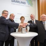 Ministerpräsidentin Annegret Kramp-Karrenbauer (Mitte) gibt den Startschuss für das Bevölkerungswarnsystem KATWARN im Saarland.