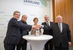 Ministerpräsidentin Annegret Kramp-Karrenbauer (Mitte) gibt den Startschuss für das Bevölkerungswarnsystem KATWARN im Saarland.