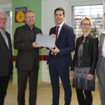 Das Unternehmen Fujitsu überreichte der Schulleitung des Gymnasiums Wendalinum 56 Tablets.