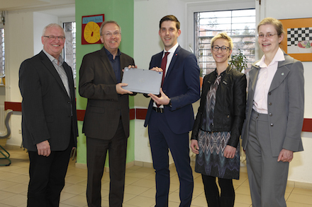 Das Unternehmen Fujitsu überreichte der Schulleitung des Gymnasiums Wendalinum 56 Tablets.