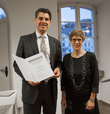 Saarlands Ministerpräsidentin Annegret Kramp-Karrenbauer verlieh den Titel eines Technologierats an Unternehmer David Zimmer