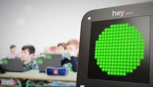 2-in-1 Tablet hey!tech für ein einfaches Klassenraum-Management jetzt auch in Deutschland erhältlich.