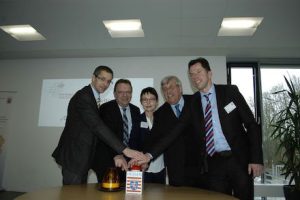 Mit einem symbolischen Druck auf einen roten Buzzer ist der Startschuss für die Geodaten-Infrastruktur in Nord- und Osthessen gefallen.