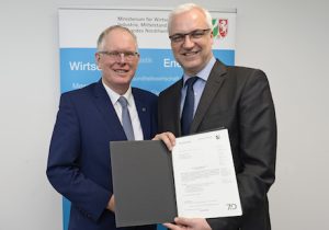 Für den Kreis Recklinghausen nahm Landrat Cay Süberkrüb den Bescheid in Höhe von 150.000 Euro entgegen.