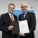 Nordrhein-Westfalens Wirtschaftsminister Garrelt Duin (links) überreicht Frank Helmer von der citeq den Zuwendungsbescheid des Landes Nordrhein-Westfalen.