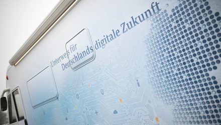 Unterwegs für Deutschlands digitale Zukunft: Das Informationsmobil der Roadshow Breitband@Mittelstand.