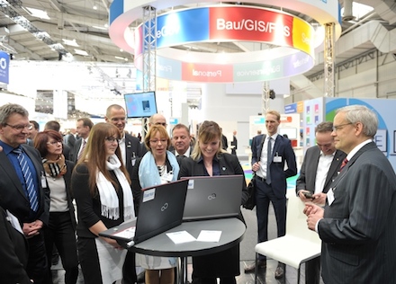 Innenstaatssekretärin Katrin Lange (dritte von links) hat auf der CeBIT weitere Kommunen für das Bürgerportal Maerker freigeschaltet.