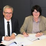 Landrat Dr. Christoph Schnaudigel und Bruchsals Oberbürgermeisterin Cornelia Petzold-Schick unterzeichnen die 115-Charta.