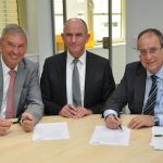 Vertragsunterzeichnung für E-Post-Partnerschaft.