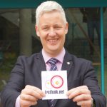 Landrat Matthias Groote kann Besuchern der Kommune nun dank der Freifunk-Initiative einen kostenlosen Internet-Zugang anbieten.