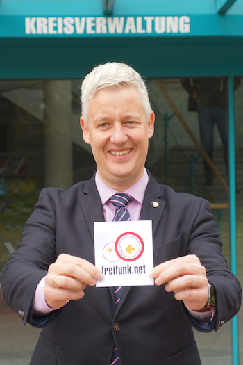 Landrat Matthias Groote kann Besuchern der Kommune nun dank der Freifunk-Initiative einen kostenlosen Internet-Zugang anbieten.