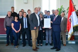 Übergabe des i-Kfz-Berechtigungszertifikats: Der Kreis Elbe-Elster übernimmt die internetbasierte Fahrzeugzulassung für 17 Kommunen.