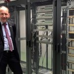 Mannheims Erster Bürgermeister und IT-Dezernent Christian Specht zeigt das neue Rechenzentrum der Stadt im Hochbunker.