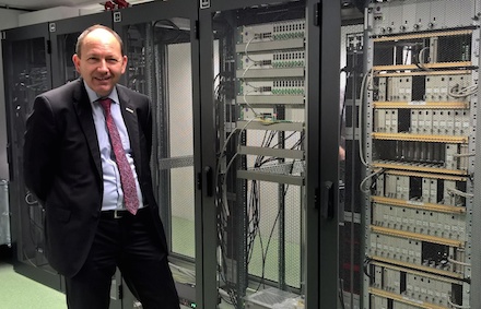 Mannheims Erster Bürgermeister und IT-Dezernent Christian Specht zeigt das neue Rechenzentrum der Stadt im Hochbunker.