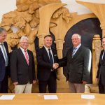 Vertragsunterzeichnung in Mainz: KommWis beauftragt 1&1 Versatel mit der Vernetzung sämtlicher Verwaltungen.