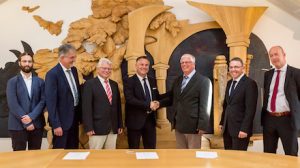 Vertragsunterzeichnung in Mainz: KommWis beauftragt 1&1 Versatel mit der Vernetzung sämtlicher Verwaltungen.