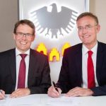 Die Geschäftsführer der beiden Projektpartner unterzeichnen die Kooperationsvereinbarung für die Initiative Transform Local.