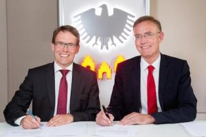 Die Geschäftsführer der beiden Projektpartner unterzeichnen die Kooperationsvereinbarung für die Initiative Transform Local.