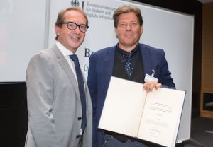 Der Breitband-Förderbescheids in Höhe von 25 Millionen Euro aus Bundesmitteln ist an den Kreis Reckinghausen übergeben worden.