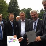 Wirtschafts- und Digitalminister Andreas Pinkwart (zweiter von rechts) übergibt den Förderbescheid Nordrhein-Westfalens an die Stadt Nümbrecht.