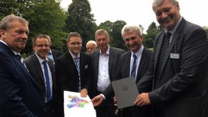 Wirtschafts- und Digitalminister Andreas Pinkwart (zweiter von rechts) übergibt den Förderbescheid Nordrhein-Westfalens an die Stadt Nümbrecht.
