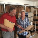 Rüdiger Beins und Anita Brindöpke sichten die zu digitalisierenden Beitragsakten der Stadt Lage.