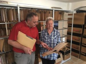 Rüdiger Beins und Anita Brindöpke sichten die zu digitalisierenden Beitragsakten der Stadt Lage.