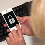 Die IT-Sicherheit von mobilen Endgeräten ist vor allem in Behörden nicht immer auf dem aktuellsten Stand.