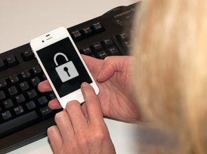 Die IT-Sicherheit von mobilen Endgeräten ist vor allem in Behörden nicht immer auf dem aktuellsten Stand.