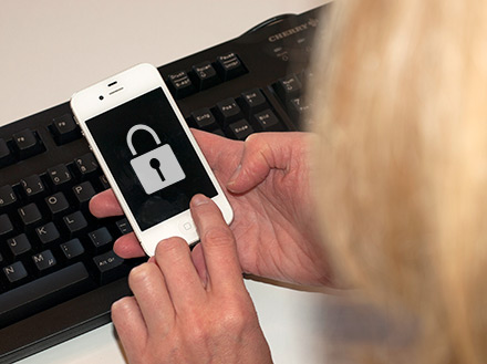 Die IT-Sicherheit von mobilen Endgeräten ist vor allem in Behörden nicht immer auf dem aktuellsten Stand.