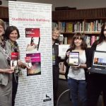 Erste Übungen zeigten zwei Auszubildende bei der Eröffnung des E-Learning-Schülertrainings im Lernzentrum der Wolfsburger Zentralbibliothek.
