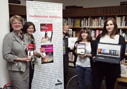 Erste Übungen zeigten zwei Auszubildende bei der Eröffnung des E-Learning-Schülertrainings im Lernzentrum der Wolfsburger Zentralbibliothek.