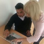 Dank Chromebooks können sich Geflüchtete in Hanau unter Anleitung auf die Suche nach Informationen im Internet machen.