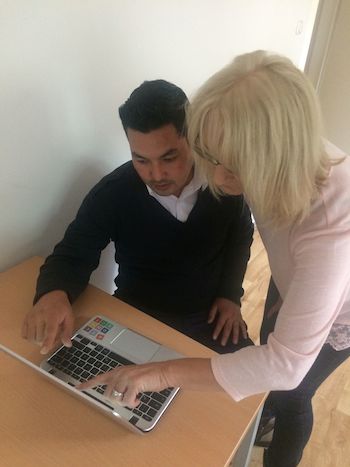 Dank Chromebooks können sich Geflüchtete in Hanau unter Anleitung auf die Suche nach Informationen im Internet machen.