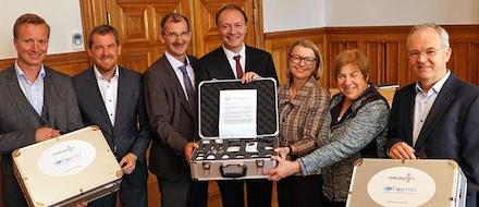 Schulen in Kiel und Bremen erhalten Ausrüstungsset für naturwissenschaftliche Experimente mit digitalen Daten.