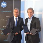 Günzburgs Oberbürgermeister Gerhard Jauernig (l.) und Claus-Peter Fehn von Feha Büro-Technik setzen den Startschuss für das Ratsinformationssystem der Stadt.