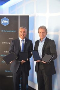 Günzburgs Oberbürgermeister Gerhard Jauernig (l.) und Claus-Peter Fehn von Feha Büro-Technik setzen den Startschuss für das Ratsinformationssystem der Stadt.