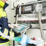 Mit dem Notfall-Tablet können Rettungskräfte am Einsatzort die Vitaldaten des Patienten manuell erfassen oder automatisch aus angeschlossenen Geräten übernehmen lassen.