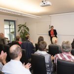 Regine Entmayr begrüßt die Teilnehmer zum Tag der offenen Tür 2017 bei GfOP.
