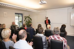 Regine Entmayr begrüßt die Teilnehmer zum Tag der offenen Tür 2017 bei GfOP.