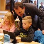 Die Grundschüler in Grävenwiesbach arbeiten ab sofort mit ActivBoards und Tablets.