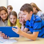 Overhead-Projektoren und Kreidetafeln reichen nicht aus: Um Schüler optimal auf das Berufsleben vorzubereiten